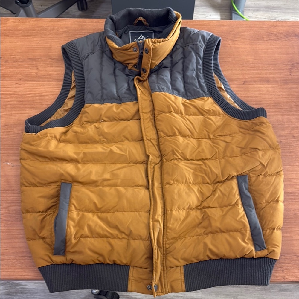 Alpine Design Men's Two-Tone Puffer Vest